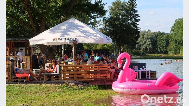 Ein chilliger Nachmittag mit aufgeblasenem Riesenvogel beim &quot;Dayclubbing&quot; im Schätzlerbad. Bild: Kunz
