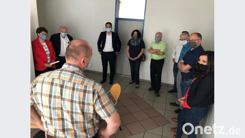 Die beiden Kreistagsfraktionen informierten sich über die Firmen im Gründerzentrum. Bild: Bernd Sommer/exb