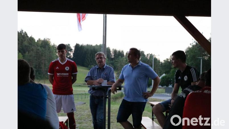 Die Initiatoren für die Wiederaufnahme des Spielbetriebs bei der Vorstellung der Spielgemeinschaft, Achim Leißner, Vorsitzender Norbert Neidel, sportlicher Leiter Stefan Pirner und Kassier Jürgen Leißner. Bild: lei