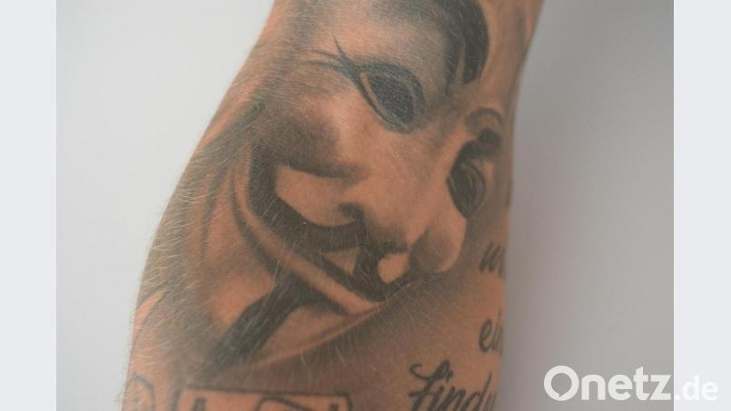 Karl Barth mit der Anonymus-Maske auf dem Arm. Bild: ref
