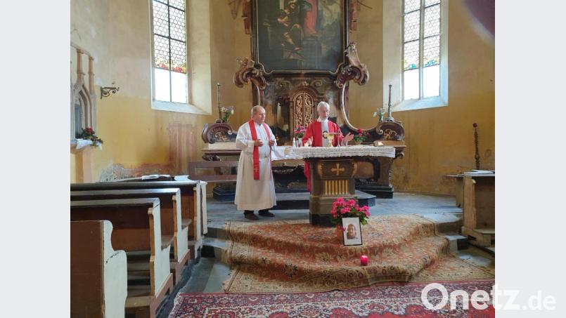 Pfarrer Jaroslav Sasek (links) und Pater Klaus Kniffki gestalteten den Festgottesdienst. Bild: Ingrid leser/exb