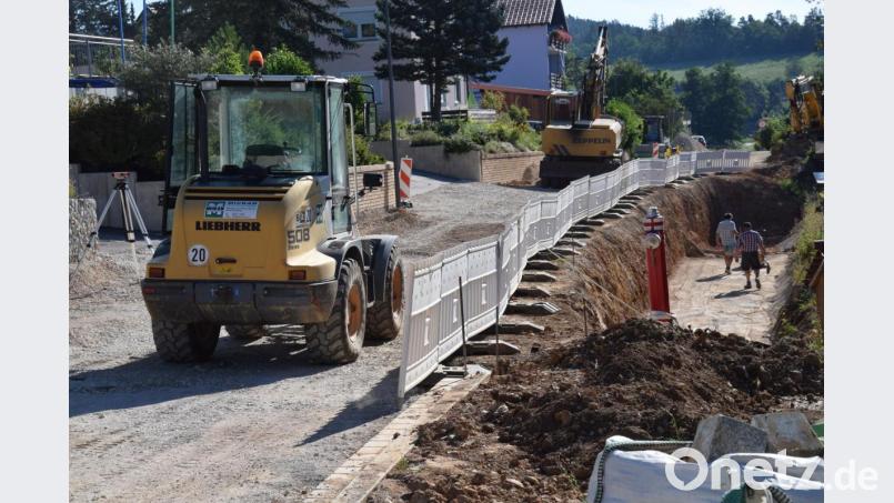 Im dritten und letzten Abschnitt beim Ausbau der Harschhofer Straße werden Stützelementen errichtet. Anschließend wird die gesamte Straße mit einer Feinschicht asphaltiert. Bild: bö
