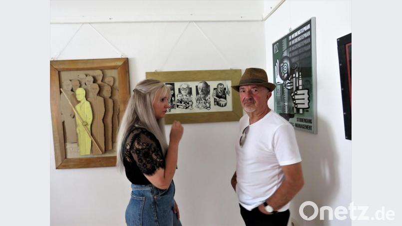 Unter den Gästen war auch der Tirschenreuther Aquarellmaler Rudi Jäger (im Bild mit seiner Tochter). Bild: ubb