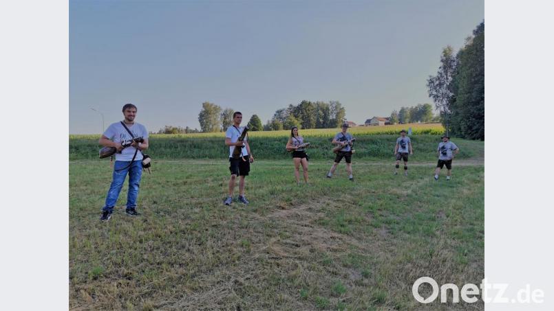 Das Kommando zum Anschießen der Privatfeier gaben (von rechts) Georg Zierer und Fabien Wild und Daniel Biermeier, Katja Bauriedl, Maximilian Härtl und Michael Bauriedl feuerten mit ihren Handböllern einige Salute. Bild: gz