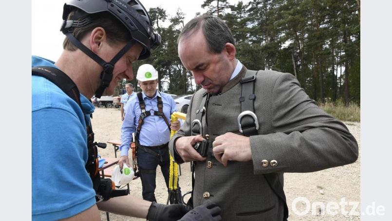 Der Minister rüstet sich für Gegenwind: Hubert Aiwanger beim Windrad in Gebenbach. Bild: Petra Hartl