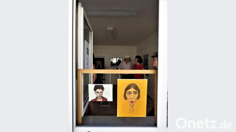 Frauenporträts, in Szene gesetzt und gemalt von Gulsah Yurdakul. Bild: ubb