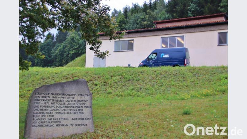 Vor über einem halben Jahrhundert ist das Wasserwerk erbaut worden. Ein Gedenkstein vor dem Gebäude weist auf dieses Datum hin. Doch die Tage der Anlage sind gezählt. Nebenan soll ein modernes Wasserwerk entstehen. Bild: Thomas Dobler