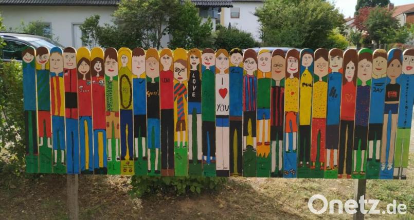 Die traditionelle Zaunlatten-Aktion eines jeden Abschlussjahrgangs der Grundschüler. Bild: mez