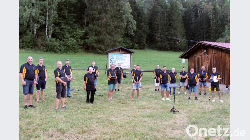 Der Gesangverein Etzelwang nach seinem Ständchen für Luka. Bild: ds