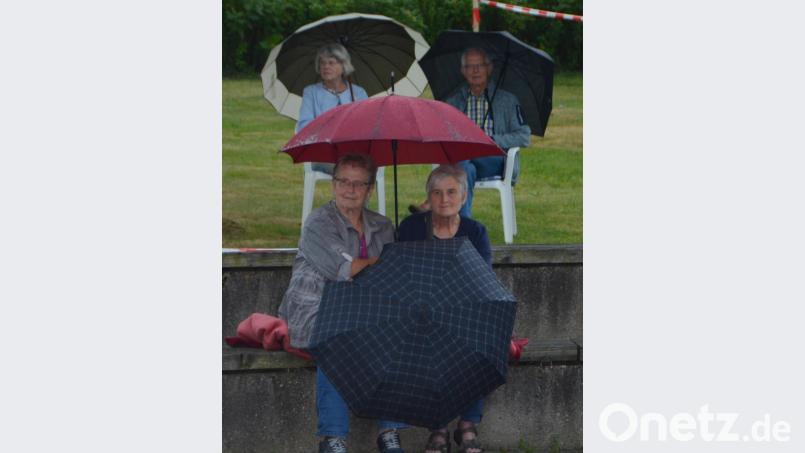 Glücklich, wer Schirme zum Schutz vor Regen dabei hatte. Bild: dob