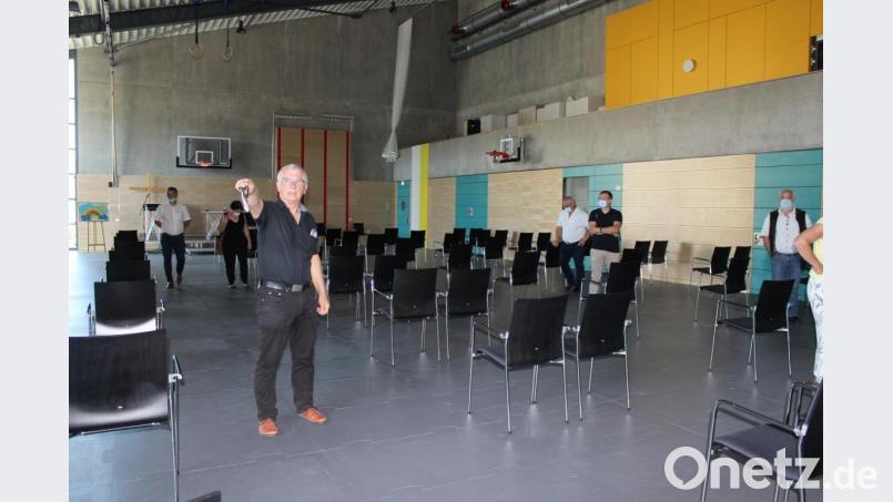 Architekt Michael Steidl (vorne) erläuterte dem Bauausschuss die Funktionen der neuen Turnhalle.



11: Architekt Michael Steidl (3.v.l.) stellte die Planung für den Pausenhof vor Bild: pko