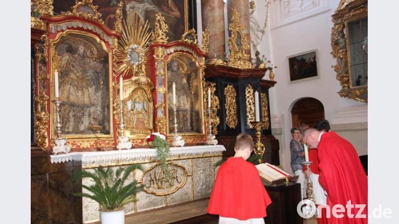 Stadtpfarrer Thomas Vogl legte das Evangelienbuch vor einem Altar der Heiligen Leiber ab. Bild: kro