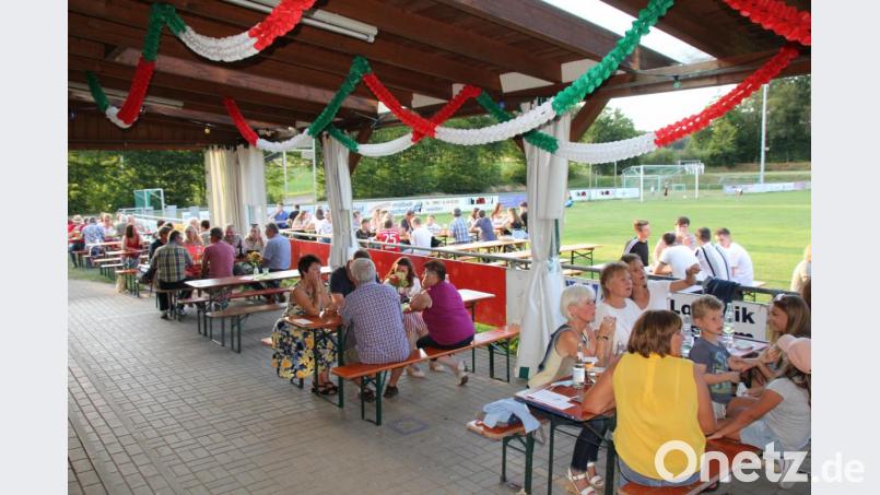 Da doppelt so viel Tische und Bänke wie sonst üblich aufgestellt waren, konnten auch bei vielen Gästen die „Corona- Abstandsvorgaben eingehalten werden. Die Besucher ließen sich die Pizzas schmecken. Bild: frd