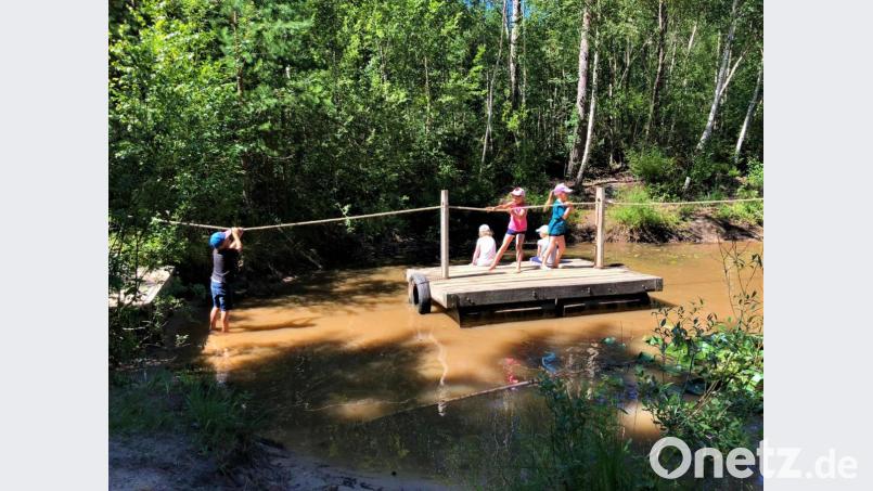 Nicht nur eine Boots-, auch ein Floßfahrt ist lustig. Die Kinder hatten bei ihrem Ausflug zum Walderlebnispfad „Holzweg“ in Eschenbach jedenfalls viel Spaß. Bild: ckl