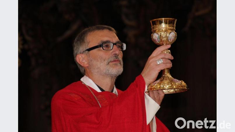 Benediktinerabt Marianus Bieber bei der Gabenbereitung. Bild: kro