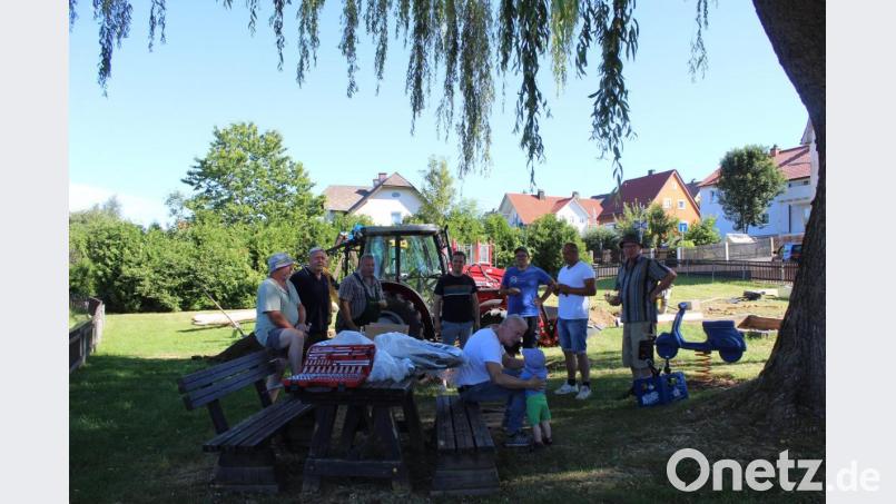 Die freiwilligen Helfer waren den ganzen Samstag mit den Arbeiten auf dem Kinderspielplatz beschäftigt. Unter anderem Bürgermeister Wolfgang Söllner (Vierter von links) versorgte in den Pausen Hubert Knott, Josef Söllner, Thomas Pelzer, Stefan Kausler, Thomas Erhardt, Hubert Becher (hinten von links) und Bernd Kuhbandner (vorne) mit Getränken. Bild: soj
