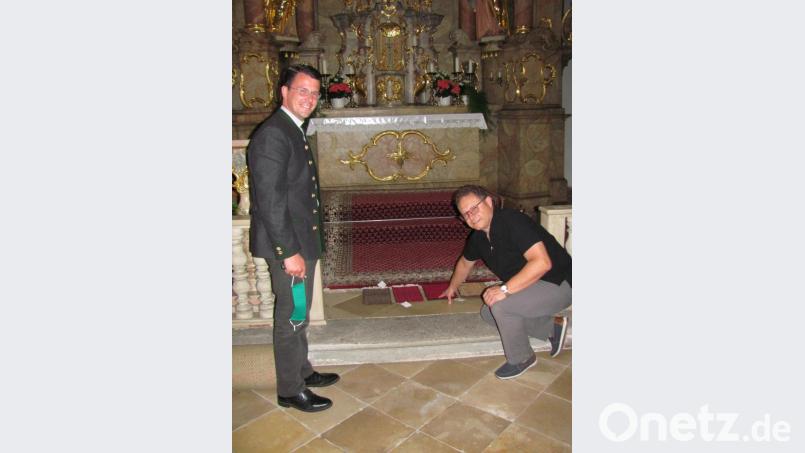 Pfarrer Thomas Kohlhepp (links) und Harald Pusckschamel (rechts) waren sich mit den Vorstandsmitgliedern einig, dass ein Roter Läufer künftig den Mittelgang der Moritzkirche schmücken soll, Er soll noch über die Altarstufe bis zum dort liegenden Teppich gehen. Bild: sei