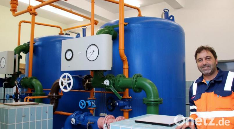 Wassermeister Michael Blab, hier im städtischen Wasserwerk, betreut die Wasser-Infrastruktur Oberviechtachs. Bild: Thomas Dobler