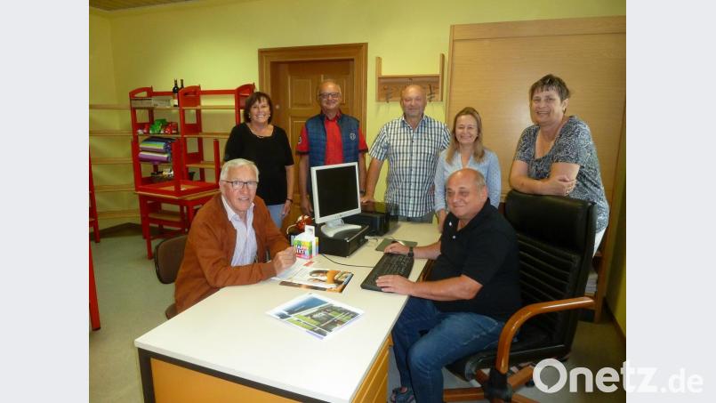 Max Fenzl (vorne rechts), leitet das Büro der Nachbarschaftshilfe Bärnau. Er ist hauptsächlich für den administrativen Teil verantwortlich. Auch Josef Zant, Maria Gleißner, Michaela Heldwein Keim, Max Gmeiner, Waltraud Fichtner und Josef Hecht sind schon lange Zeit bei der NBH mit dabei und in viele Arbeiten mit eingebunden. Waltraud Fichtner ist auch Ansprechpartnerin und Organisatorin des Einkaufsdienstes. Aktuell muss die NBH ohne eigenes Büro mit einer Ecke in der Stadtbücherei auskommen. Im Bild: (von links) Josef Zant, Maria Gleißner, Max Gmeiner, Josef Hecht, Michaela Heldwein Keim, Max Fenzl und Waltraud Fichtner. Bild: bir