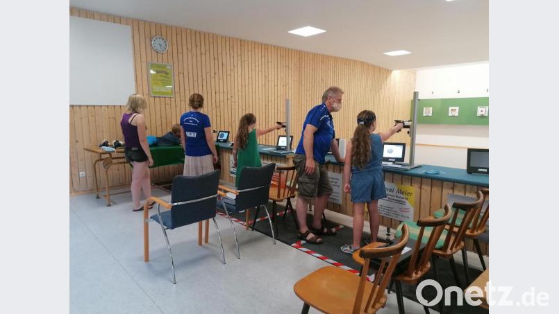 Unter der Leitung von Carina Roth (links) sowie den weiteren Jugendleitern Cornelia Glaser und Wolfgang Schraml testeten die Kinder ihre Zielfertigkeiten. Bild: vsr