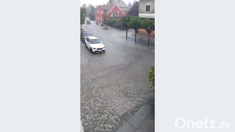 Die Amberger Straße stand knöcheltief unter Wasser. Bild: FFW Schwarzenfeld/exb