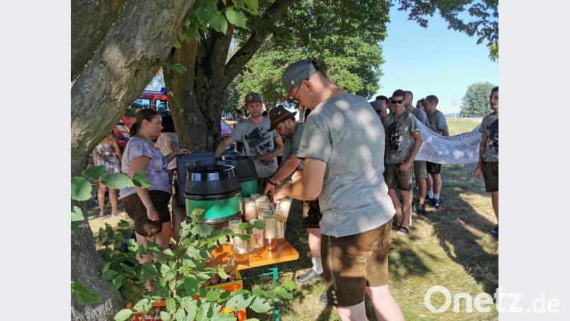 Die Hauptorganisatoren Daniel Biermeier, Georg Zierer, Fabian Wild und Laura Roth versorgen die Teilnehmer mit flüssiger Nahrung. Bild: gz