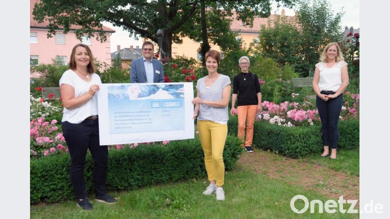 1500 Euro haben Mitarbeiter von Grammer an den Förderverein Familiengesundheit Oberpfalz übergeben. Er kümmert sich um das Angebot der Integrativen Onkologie. Bild: Klinikum/Dietl/exb