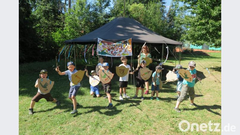 Eine aufregende Reise ins Mittelalter unternahmen die kleinen Ritter mit ihrer Betreuerin Sabine Wittmann (hinten). Bild: jzk