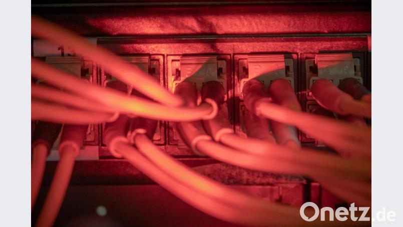 Im Rathaus Ensdorf wird die Digitalisierung vorangetrieben. Bild: Michael Kappeler/dpa