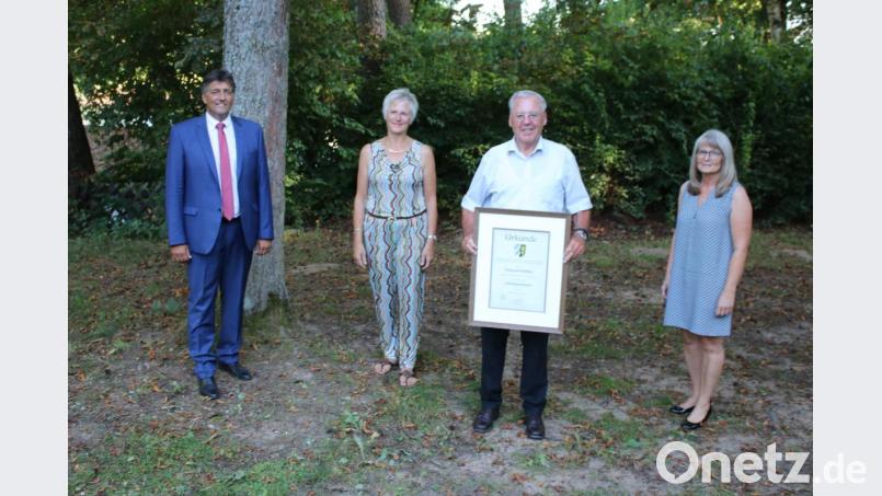Die drei aktuellen Bürgermeister Edgar Knobloch, Anita Stauber (von links) und Anita Heßler gratulieren Helmuth Wächter (von rechts) zu der Auszeichnung. Bild: sne
