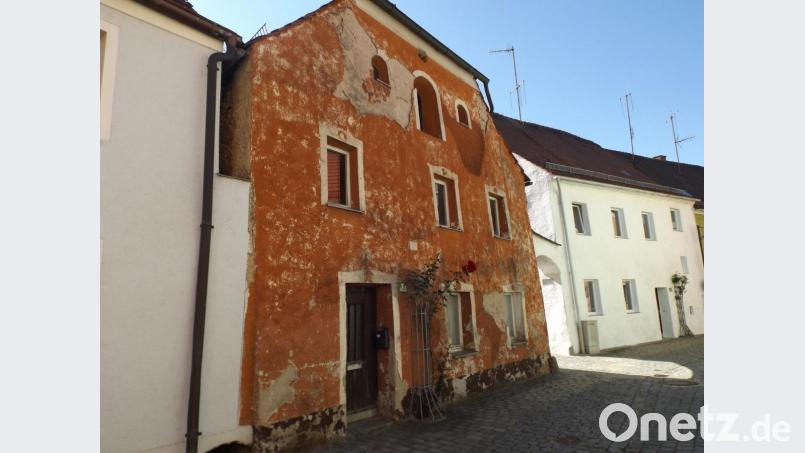 In der Pfreimder Altstadt warten noch viele Gebäude auf eine Sanierung. Unterstützen soll dabei das kommunale Förderprogramm der Stadt. Bild: bnr
