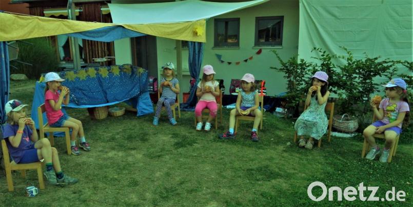 Auch Schatzsucher brauchen etwas zum Beißen. Nach Schnitzeljagd und Goldstückfunden schmecken die Bratwurstsemmeln den Abgängern des Kindergartens. Bild: jml