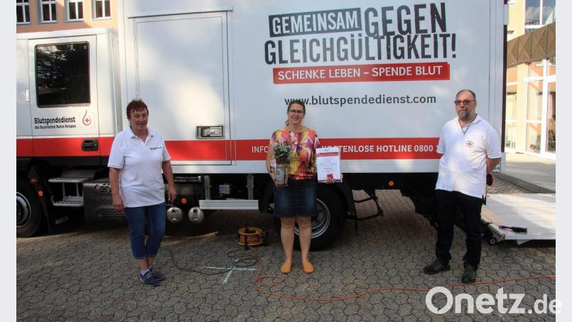 Conny Klarner (links) und Richard Meierl bedankten sich bei Monika Zeitler für 25 Mal Blutspenden mit einer Urkunde, Nadel und Geschenk. Nicht auf dem Bild ist Thomas Kuchenreuther, der zum 75. Mal spendete, aber verspätet zum Fototermin eintraf. Bild: wro
