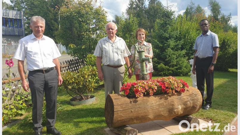 Jubilar Roland Pfefferlein und seine Ehefrau Inge (Mitte) freuten sich über die Glückwünsche, die Bürgermeister Lothar Müller (links) und der Pfarrvikar Florent Mukalay Mukuba (rechts) von der katholischen Pfarrei überbrachten. Bild: flt