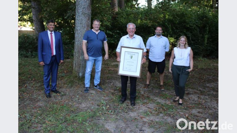 Die Fraktion der Freien Wähler schlug die Ernennung Helmuth Wächters (Mitte) zum Altbürgermeister vor. Bürgermeister Edgar Knobloch von der CSU (links) entsprach diesem Wunsch nur zu gerne. Bild: sne