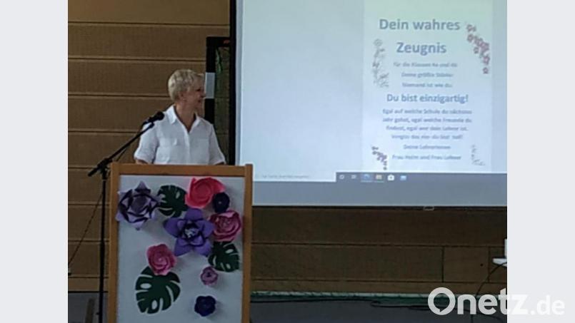&quot;Du bist einzigartig!&quot; lautete die Botschaft bei der Verabschiedung der Grundschüler. Rektorin Gudrun Lehner sorgte mit ihrer Kollegin Monika Heim für einen würdigen Rahmen bei der kleinen Feierstunde. Bild: mez