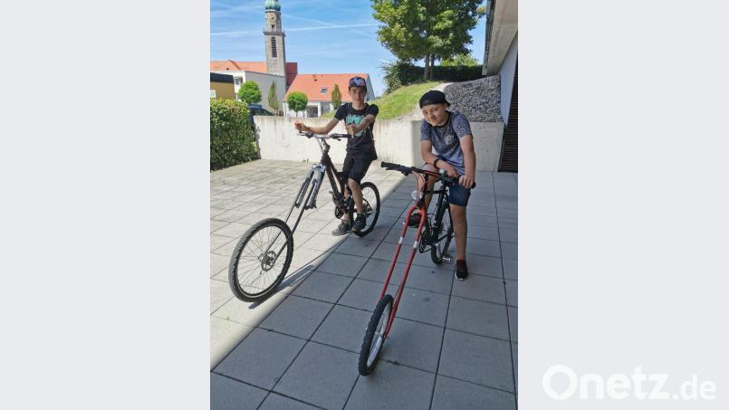 Voller Stolz präsentierten die Hobbybastler ihre Eigenkreationen. Bild: dob