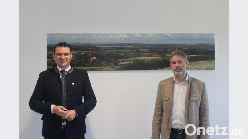 Forstbetriebsleiter Hans Mages (rechts) stattete Landrat Thomas Ebeling einen Antrittsbesuch ab. Bild: Manuel Lischka/exb