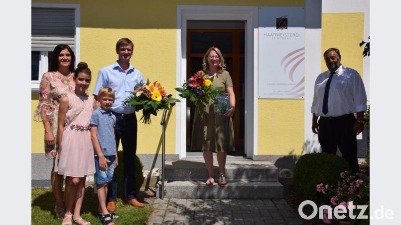Bürgermeister Josef Beimler (rechts) gratuliert Friseurmeisterin Stephanie Schubert (Zweite von rechts) zur Eröffnung ihrer „Haarmeisterei“. Auch die Vermieter Josef und Cornelia Greiner freuen sich mit ihren Kindern Marlene und Lorenz über die Wiederbelebung des Friseursalons. Bild: fla