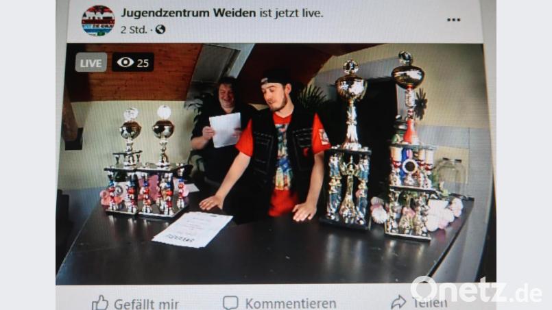 Florian Graf (links) verliest zusammen mit Vorjahressieger Otis live auf Facebook die Sieger des diesjährigen &quot;Dance Your Style&quot;-Contests im JuZ-TV-Studio. Screenshot: Jugendzentrum Weiden/ Facebook