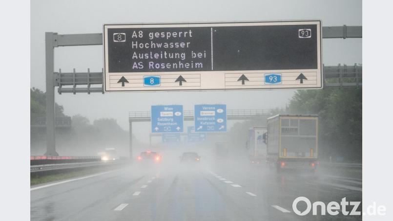 Den ganzen Morgen über war die A8 bei Frasdorf wegen des Hochwassers nicht mehr befahrbar. Bild: Matthias Balk/dpa