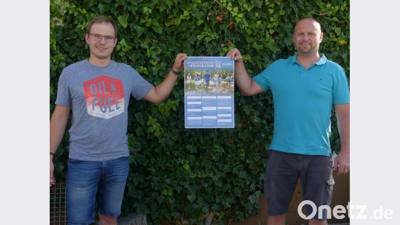 Vorsitzender Andreas Hermann und Schriftführer Jürgen Schäffler vom Jugendforum stellen das Sommerferienprogramm vor. Corona bedingt umfasst es weniger Veranstaltungen als bisher üblich. Bild: rn