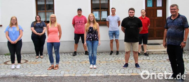 Einen neuen Vorstand mit Präsident Fabian Simon (Dritter von rechts) an der Spitze wählt das Schmidmühlener Faschingskomitee. Bürgermeister Peter Braun (rechts) gratuliert. Bild: bjo