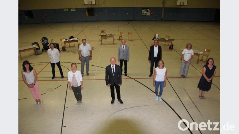 Das neu gewählte Vorstandsteam der TG Tirschenreuth mit (vorne von links) Anja Wolf, Nadine Staufer, Vorsitzender Wolfgang Rahm, Julia Malzer und Gudrun Betzl sowie (hinten von links) Johannes Malzer, Günter Schedl, Reinhard Bachmeier, Bürgermeister Franz Stahl und Christiane Faget-Malzer. Bild: kro