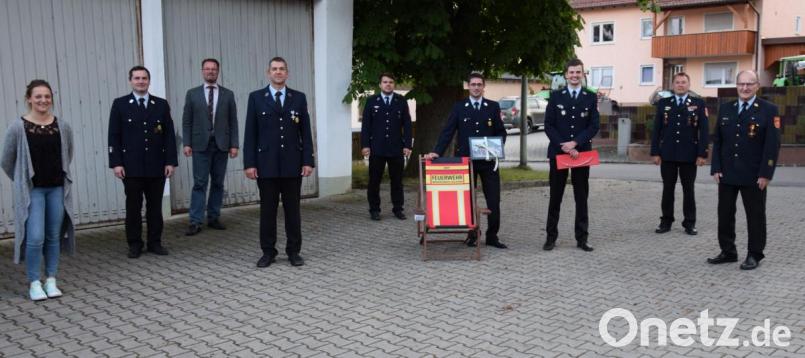 Neuwahlen bei der Feuerwehr Mendorferbuch-Egelsheim (von links): Kassenwartin Carolin Pollinger, Zweiter Kommandant Florian Meckl, Bürgermeister Florian Junkes, der neue Kommandant Markus Weigert, Zweiter Vorsitzender Martin Delling, der scheidende Kommandant Andreas Pollinger, der neue Vorsitzende Martin Inselsberger, Kreisbrandmeister Alexander Graf und KreisbrandinspektorI Hubert Blödt. Bild: bö