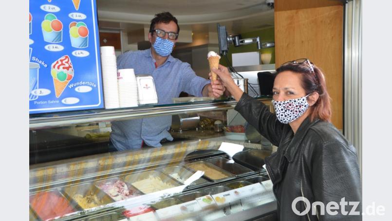 Sandro Scotta hat von seinem Vater Bruno, der 1964 nach Vohenstrauß kam, gelernt, nach original italienischen Rezepten Eis herzustellen. Bild: dob