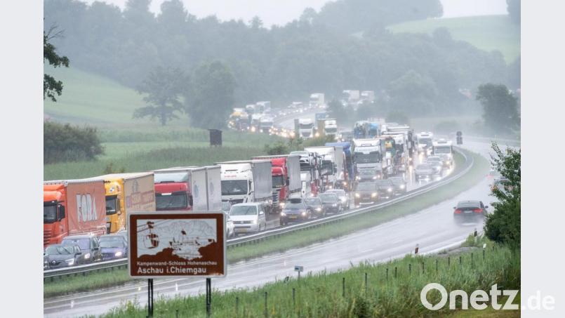 LKW stehen auf der Autobahn 8 in Fahrtrichtung München im Stau. Aufgrund starker, andauernder Regenfälle ist die A8 streckenweise wegen Hochwasser gesperrt worden. Bild: Matthias Balk/dpa