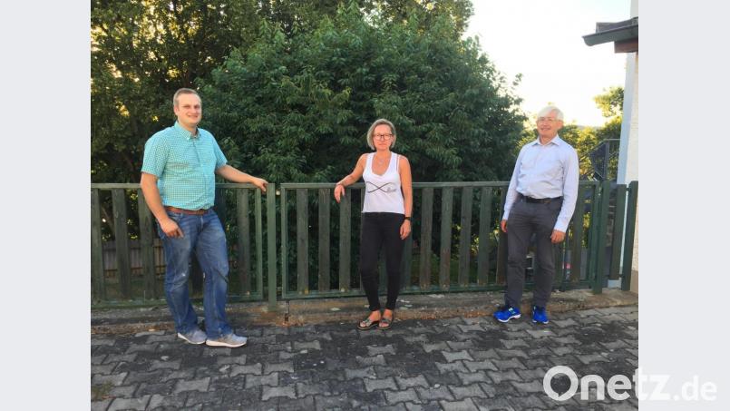 Nicole Prasow ( Mitte) führt jetzt die Freien Wähler an, unterstützt von Michael Bayerschmidt (links). Neuer Kassenrevisor ist Karl Meier (rechts). Bild: stn