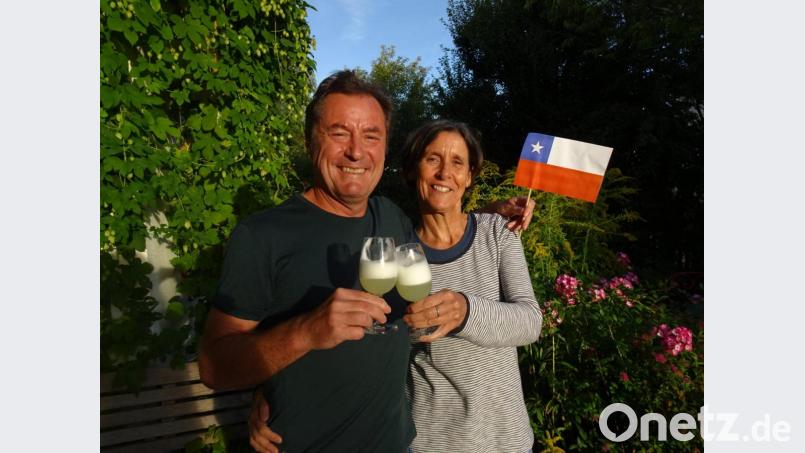 Ein Prosit auf den 60.: Siegfried Schröpf und seine Frau Brigitte mit chilenischem Fähnchen – Corona-bedingt im kleinsten Kreis. Bild: Ben Schröpf