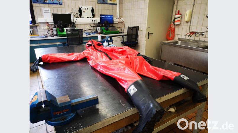Zu den Aufgaben der Mitarbeiter Atemschutz-Pflegestelle gehört auch das Reinigen und Waschen der Feuerwehreinsatzkleidung. Bild: Thomas Dobler